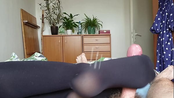 Her amazing footjob skills and soft panthose make for a cumshot record !